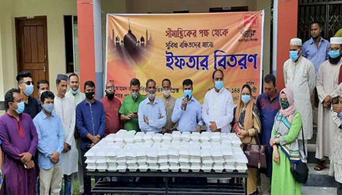 নিম্ন আয়ের মানুষের মধ্যে ‘সীমান্তিক’র ইফতার বিতরণ