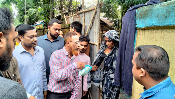 অসহায় মানুষদের পাশে অধ্যাপক জাকির