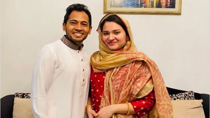 সেঞ্চুরি হাঁকালেন মুশফিক, ‘বিদায়ে’র প্রসঙ্গ তুলে দিলেন স্ত্রী