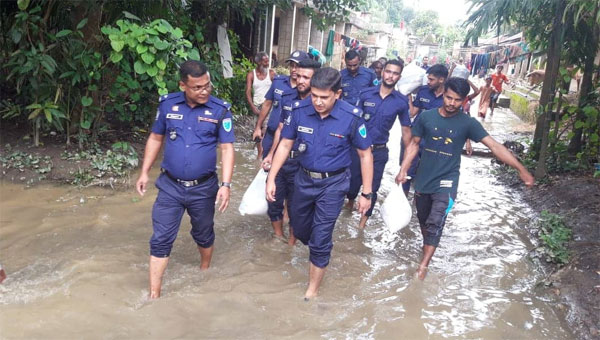 বন্যায় ক্ষতিগ্রস্থদের পাশে বিয়ানীবাজার থানা পুলিশ