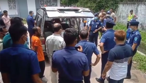 শেরপুরে বাস চাপায় পুলিশ সদস্যসহ হতাহত ৬