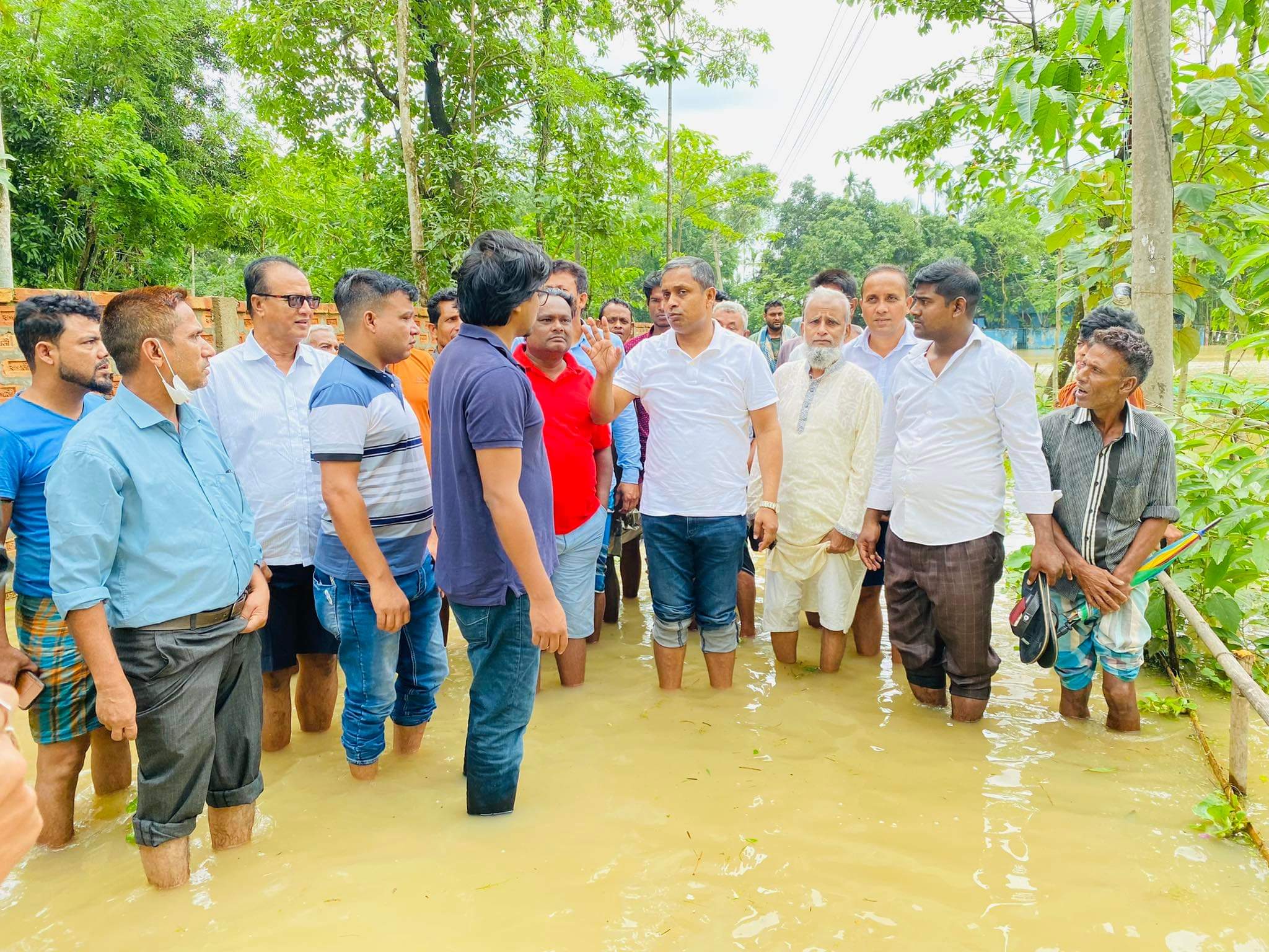 বন্যায় ক্ষতিগ্রস্ত এলাকা পরিদর্শন ও ত্রাণ বিতরণ করলেন এমপি হাবিব