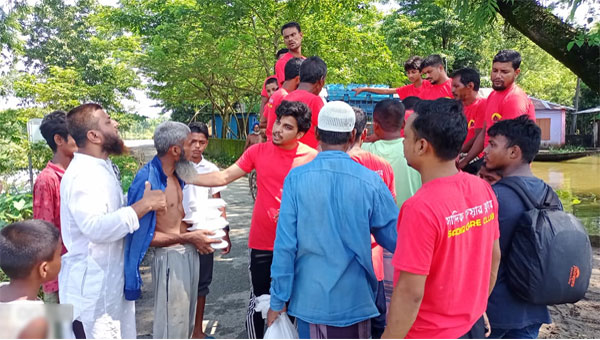 দক্ষিণ সুরমায় সাদিক কেয়ার ক্লাবের রান্না করা খাবার বিতরণ