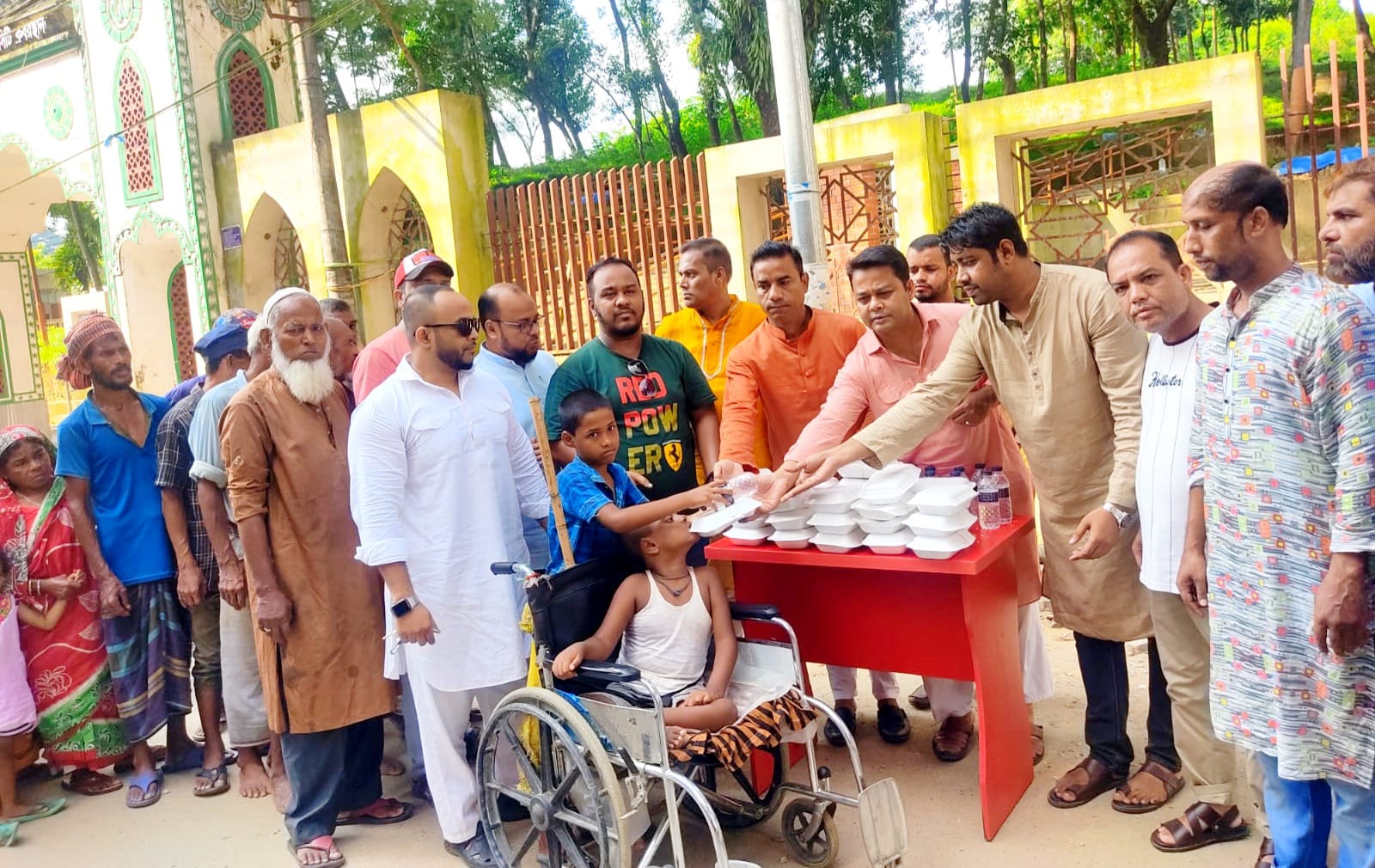 প্রধানমন্ত্রীর জন্মদিনে ওয়ার্ড যুবলীগের খাবার বিতরণ
