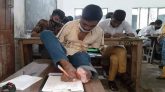 পা দিয়ে লিখে জিপিএ-৫ পেয়েছে মানিক