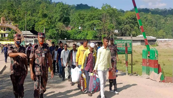 তামাবিল দিয়ে দেশে ফিরলেন নারীসহ ২৩ বাংলাদেশি
