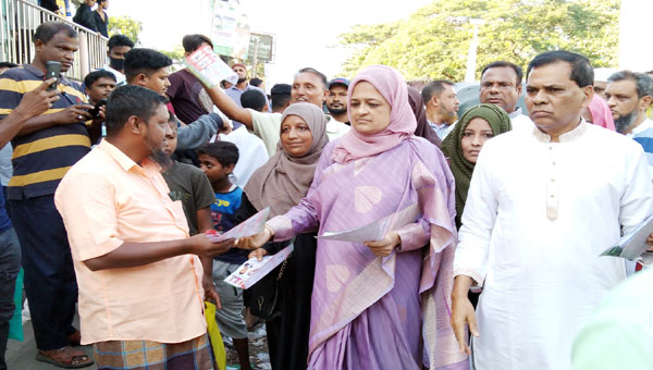 বিশ্বনাথে ইলিয়াস পত্নী লুনার লিফলেট বিতরণ