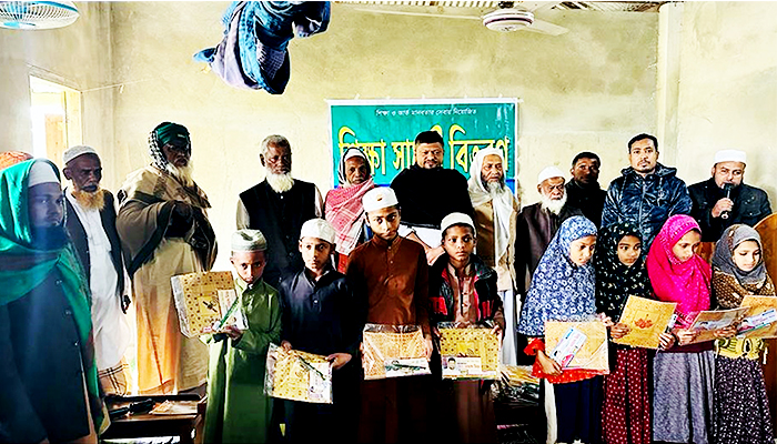দারুল উলূম আজিজিয়া মাদ্রাসায় নবদূতের শিক্ষা সামগ্রী বিতরণ
