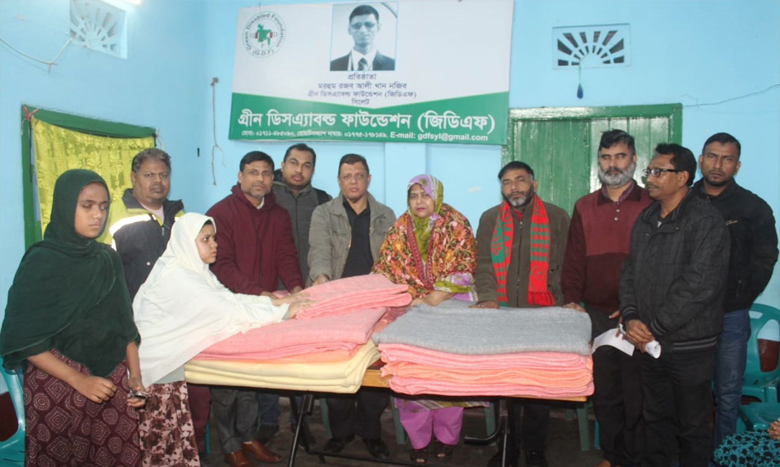 প্রতিবন্ধী শিকার্থীদের মধ্যে জেলা পরিষদের প্যানেল চেয়ারম্যান রুবার কম্বল বিতরণ