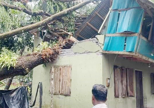 ১০ মিনিটের কালবৈশাখী ঝড়ে লণ্ডভণ্ড ঘরবাড়ি, নিহত ১