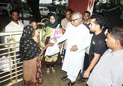 বিশ্বনাথে ত্রাণ নিয়ে বানভাসিদের পাশে প্রতিমন্ত্রী শফিক চৌধুরী