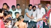 নগরীর বিভিন্ন আশ্রয়কেন্দ্রে ডা. শিপলুর খাবার বিতরণ