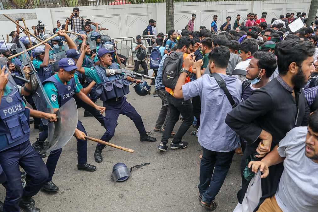 শিক্ষার্থীদের পেটালো পুলিশ বিশ্বজুড়ে ভাইরাল ছবি!
