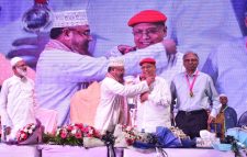 চট্টগ্রামে গুণীজন সংবর্ধনায় কবি আবদুল হাই শিকদার