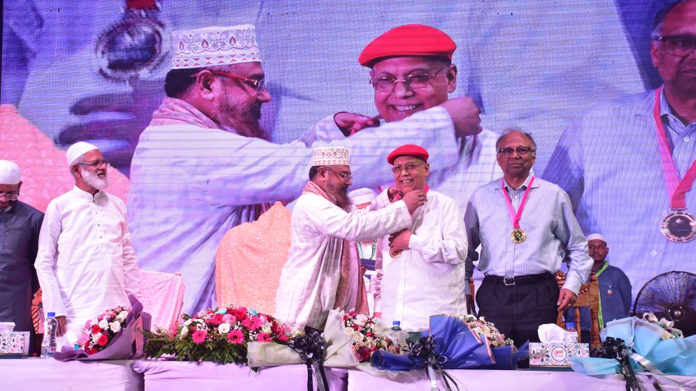 চট্টগ্রামে গুণীজন সংবর্ধনায় কবি আবদুল হাই শিকদার