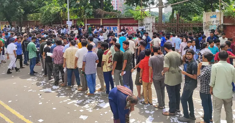 নানা বির্তকের মধ্য দিয়ে ডাকসুর ভোট গ্রহণ শেষ!