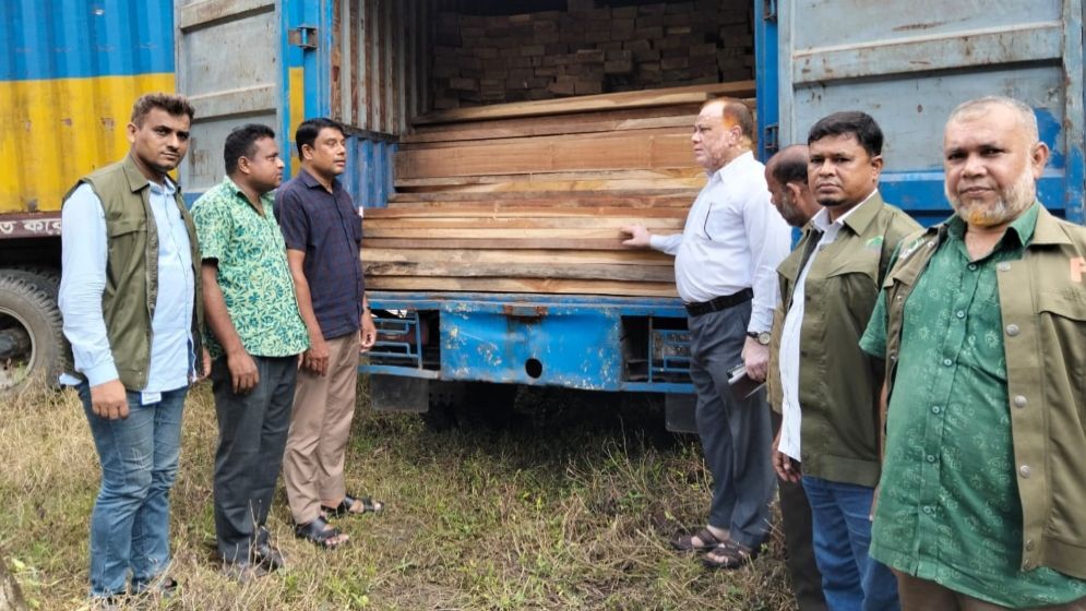 কুমিল্লায় ৬ লাখ টাকার সেগুন কাঠ জব্দ