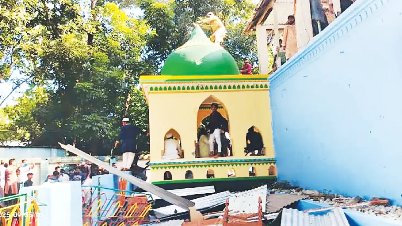 কবর থেকে লাশ তুলে পোড়ানোর ঘটনায় যারা গ্রেফতার হলেন!