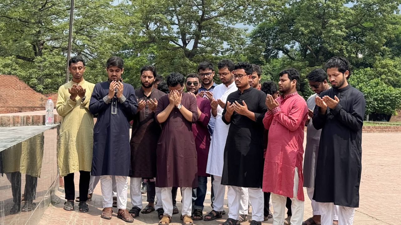 স্মৃতিসৌধে শিবির সমর্থিত প্যানেলের দোয়া-মোনাজাত