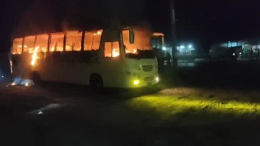 মানিকগঞ্জে স্কুলবাসে আগুন