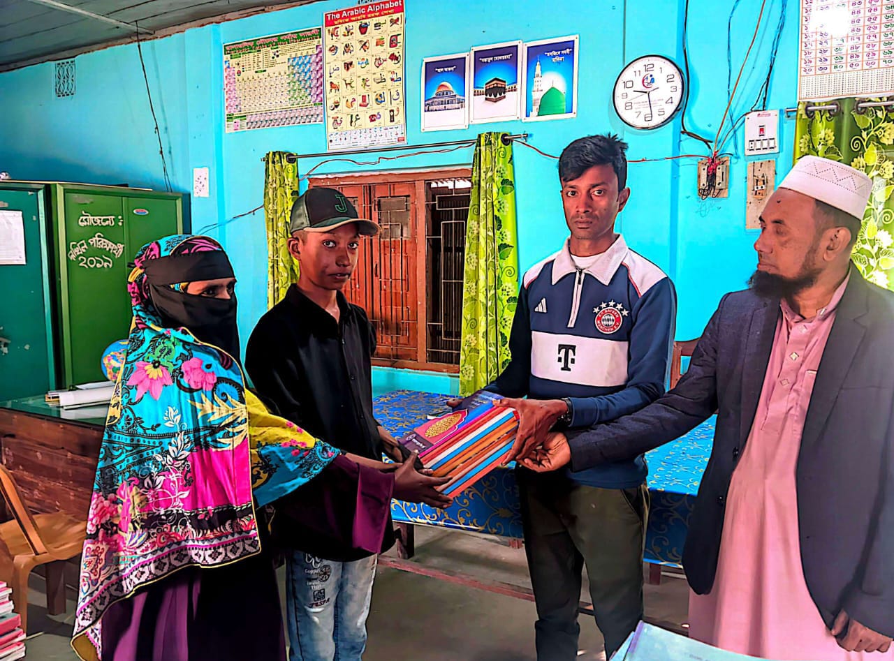 অর্থাভাবে ঝরে পড়ার শঙ্কা, শিক্ষার দায়িত্ব নিলেন স্বেচ্ছাসেবক নেতা