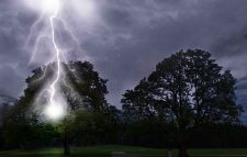 দেশে বজ্রপাতে প্রাণ গেল ১২ জনের