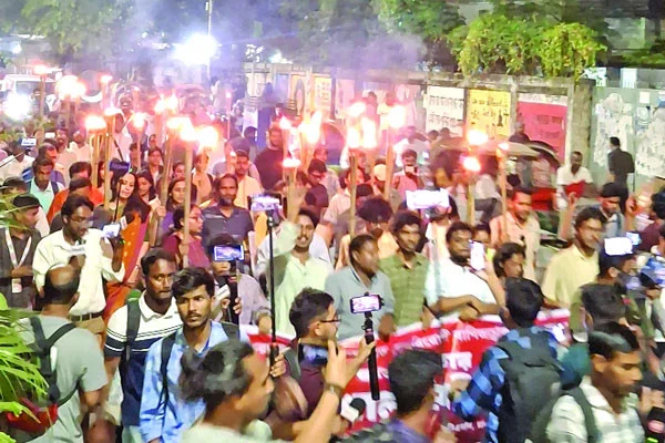 দেশবিরোধী বাণিজ্য চুক্তি’ বাতিলের দাবিতে ঢাবিতে ছাত্র-জনতার মশাল মিছিল