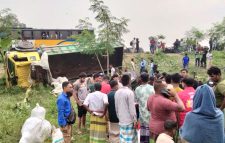 টাঙ্গাইলে ভয়াবহ সড়ক দুর্ঘটনা রডবোঝাই ট্রাক উল্টে নিহত ১৫