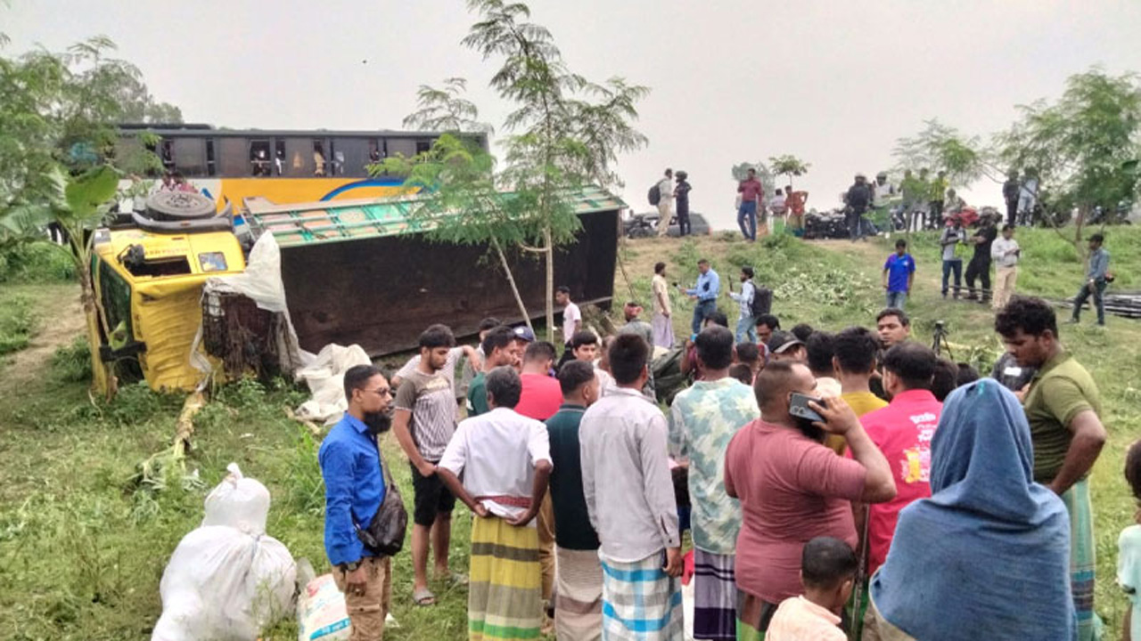 টাঙ্গাইলে ভয়াবহ সড়ক দুর্ঘটনা রডবোঝাই ট্রাক উল্টে নিহত ১৫