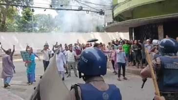 ইসলামী ব্যাংকের সামনে বিক্ষোভ, পুলিশের লাঠিচার্জ ও টিয়ারগ্যাস